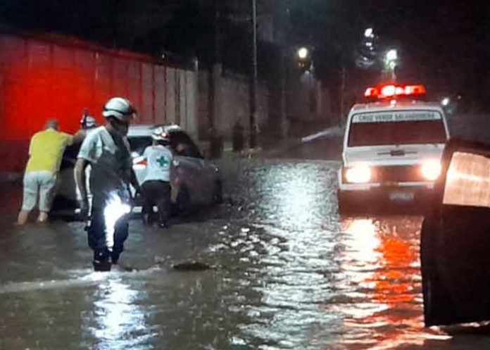 Decreta alerta roja en tres municipios salvadoreños por las fuertes lluvias