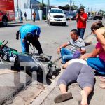 Motociclista lesionada al ser catapultada por camioneta en Managua