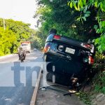 Conductor ileso tras volcarse en el km 9.5 de la Carretera Sur en Managua