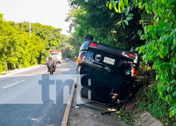 Conductor ileso tras volcarse en el km 9.5 de la Carretera Sur en Managua