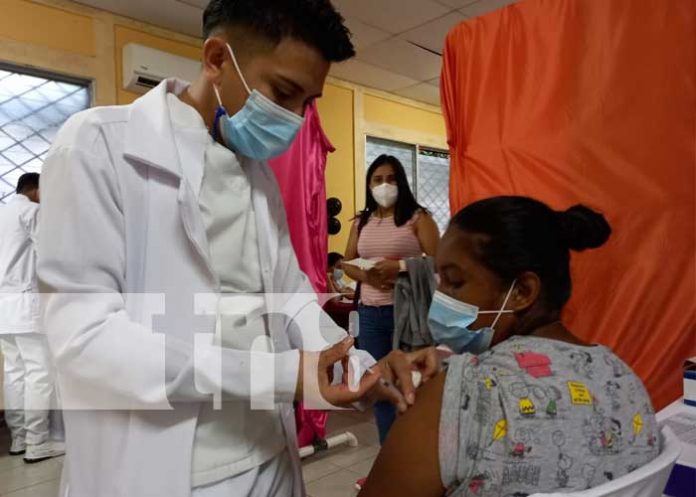 Aplican vacuna contra el COVID-19 en Río San Juan
