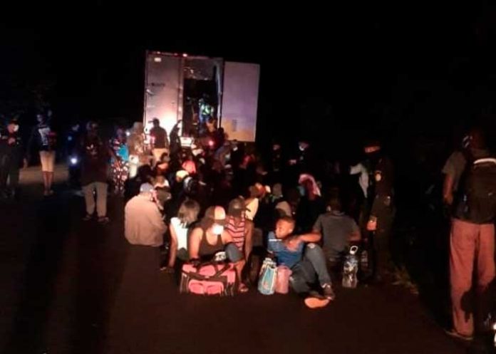 126 migrantes abandonados dentro de un contenedor en Escuintla, Guatemala