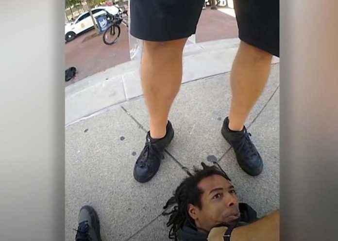 Un policía de EE.UU pisotea la cabeza de un afroamericano esposado