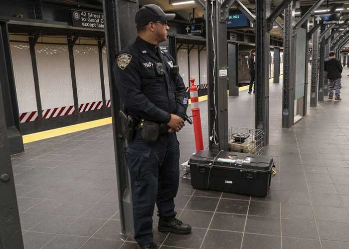 Policías sacan a empujones del metro a un hombre que les pidió usar tapabocas (VIDEO)
