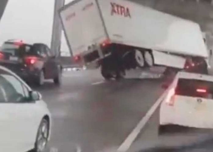 Puente de California, vientos del ciclón 'Bomba' derriban dos camiones (VIDEO)