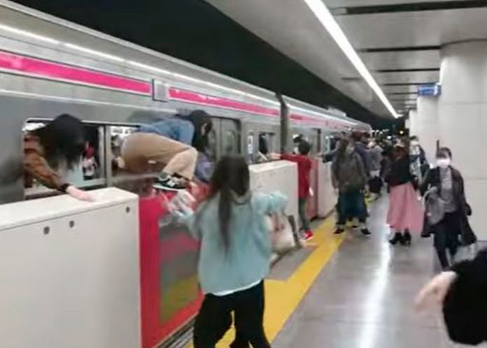 Unos 15 heridos en un ataque en un tren de Tokio en la jornada electoral