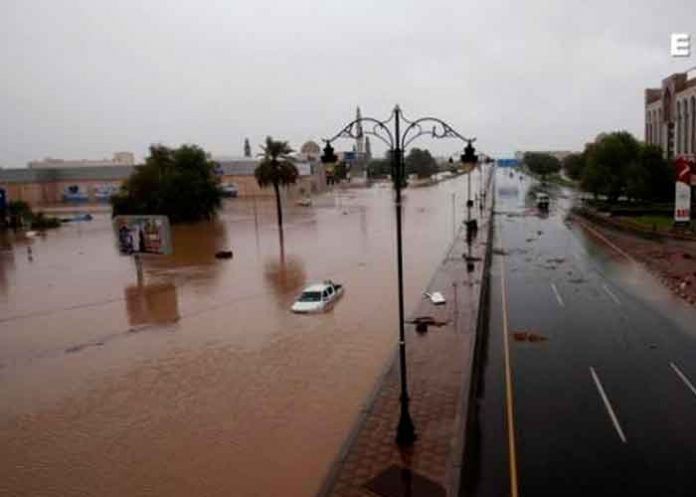 Ciclón Shaheen deja 4 muertos y continúa debilitándose en su paso por Omán