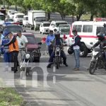 Tremendo susto se llevó motociclista al ser golpeado por camioneta en la Pista Suburbana