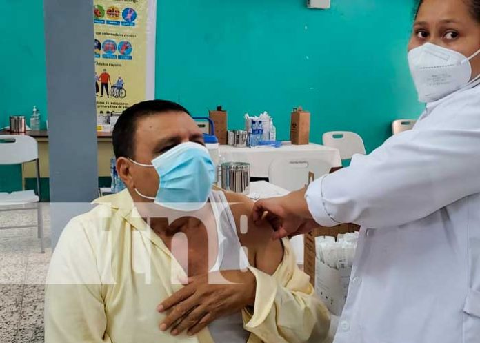 Con fluidez y tranquilidad avanza la aplicación de las vacunas AstraZeneca en Managua