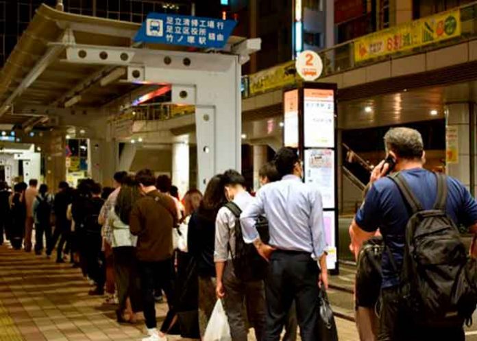 Tres heridos al descarrillarse un tren en Tokio durante el terremoto de 6,1