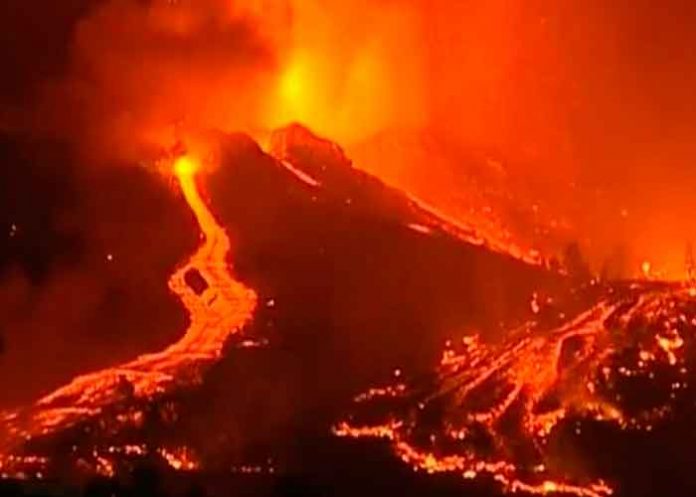 Se derrumba parte del cono principal del volcán de La Palma