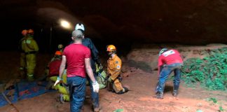 Nueve bomberos siguen soterrados tras el colapso de una cueva en Brasil