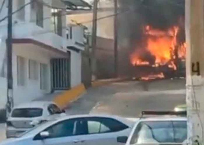 Supuestos sicarios quemaron camión de pasajeros en Acapulco