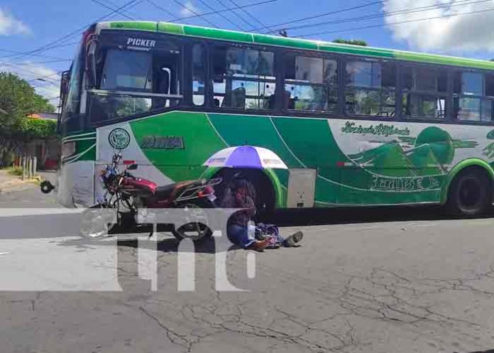 Motociclista lesionado al impactar contra un bus en el B. 14 de septiembre