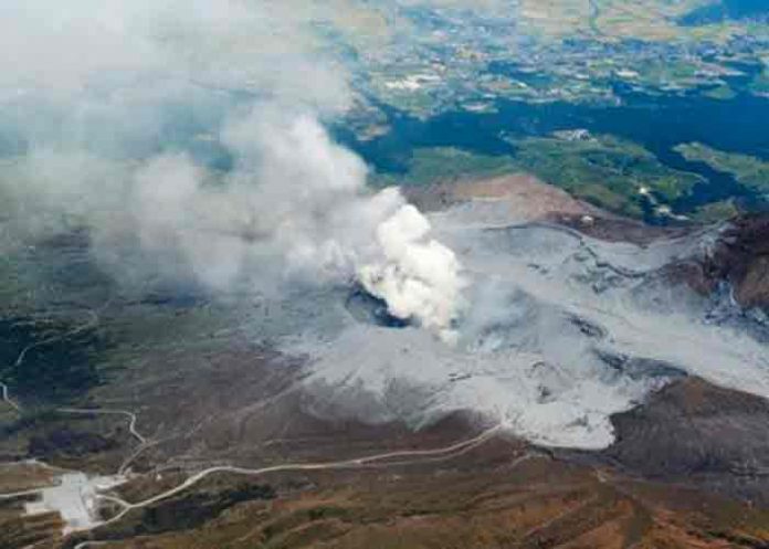 Tras erupción el volcán monte Aso en Japón mantiene alerta 3