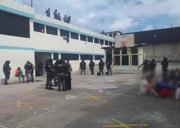 Amotinamiento en una prisión de Ecuador concluye sin heridos