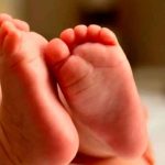 Despiden a enfermera por publicar foto de un bebé con los "intestinos fuera"
