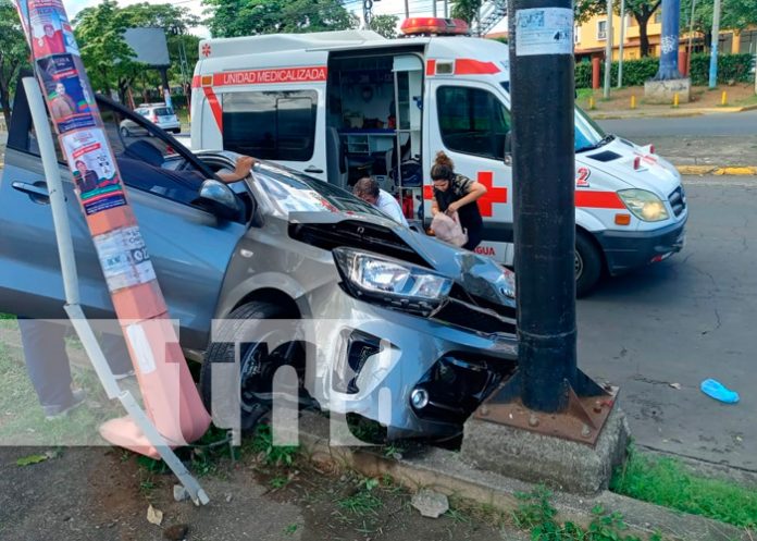 Hermanas lesionadas al colisionar vehículo con un poste metálico en Managua