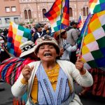 Miles de bolivianos se moviliza en defensa de la Wiphala