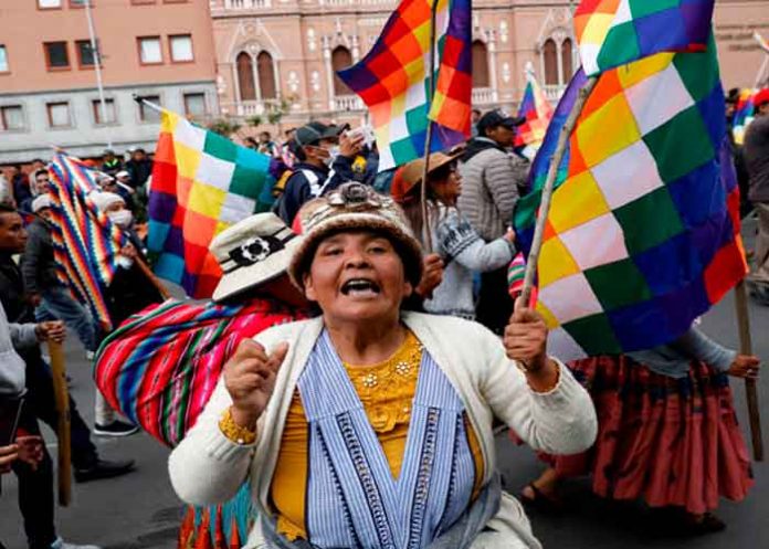 Miles de bolivianos se moviliza en defensa de la Wiphala
