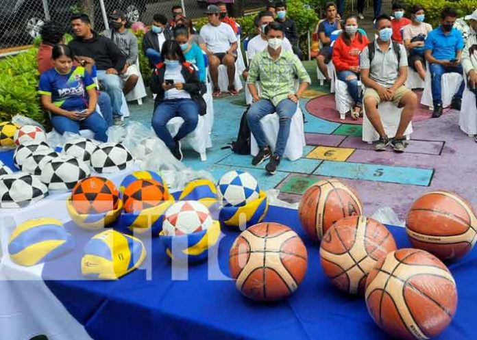 Entrega de uniformes y materiales deportivos para jóvenes en Managua