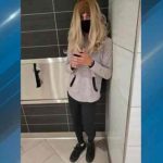 Se disfrazaba de mujer para grabar a menores de edad en baños públicos