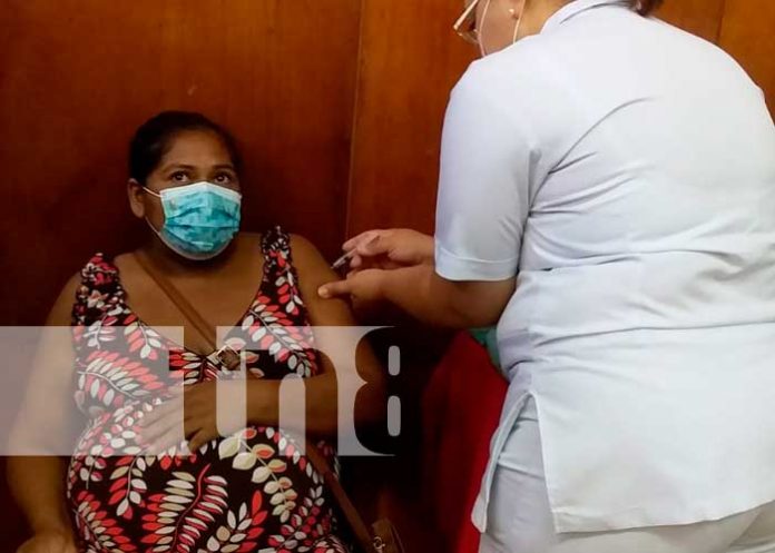 Vacunación a embarazadas en el Hospital Bertha Calderón