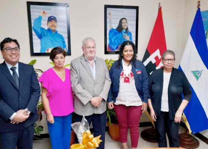 Embajador de Perú sostiene encuentro con MEFCCA y coordinadora del programa Usura Cero