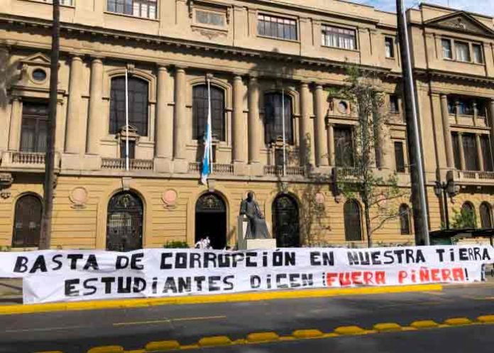 Chile: Estudiantes se movilizan para exigir renuncia de Sebastian Piñera