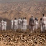 300 personas posan desnudas y pintadas de blanco para salvar el mar Muerto
