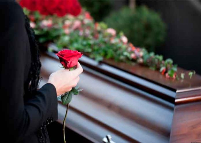 Tiktoker publica fotos posando en el funeral de su papá y le llueven críticas