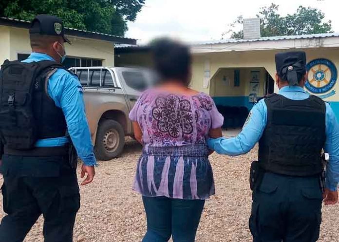 Abuela arrestada por abuso sexual de su nieta