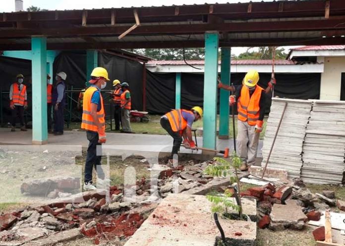 Trabajadores construyendo una nueva área en el hospital de Estelí