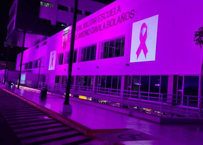 Fachada del Hospital Militar con imagen alusiva a la prevención del cáncer de mama
