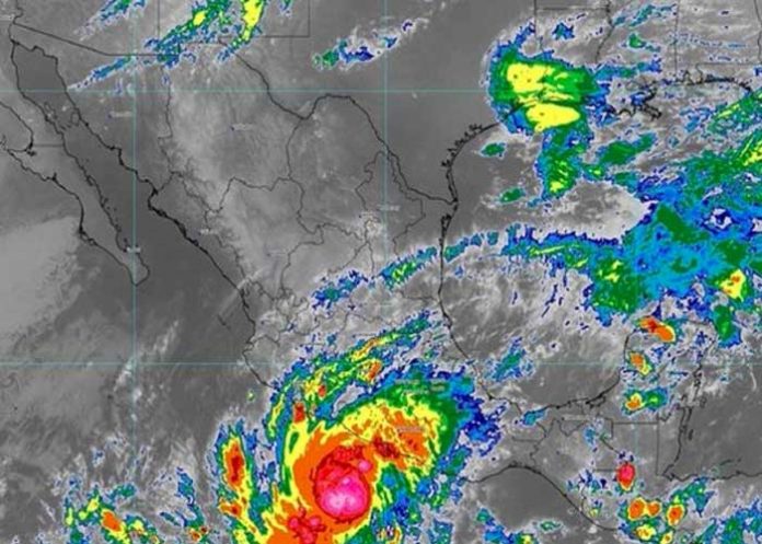 Huracán Rick se intensifica al aproximarse a las costas mexicanas