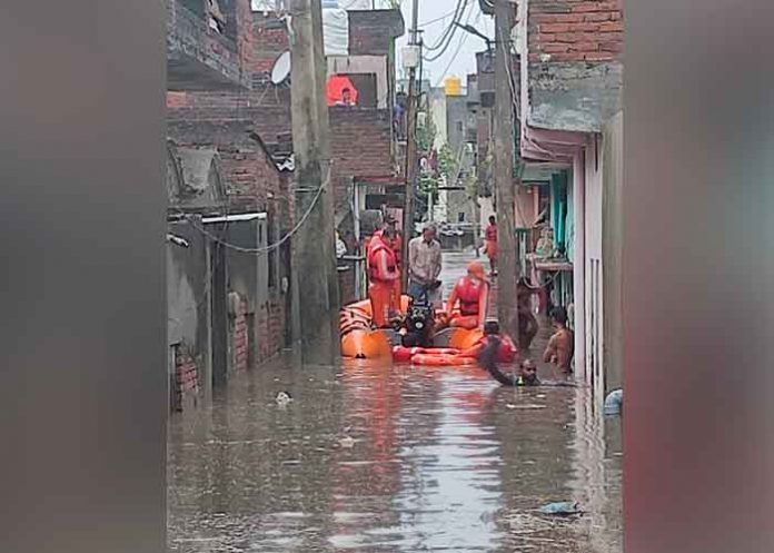 Inundaciones en India y Nepal dejan más de cien muertos y varios desaparecidos