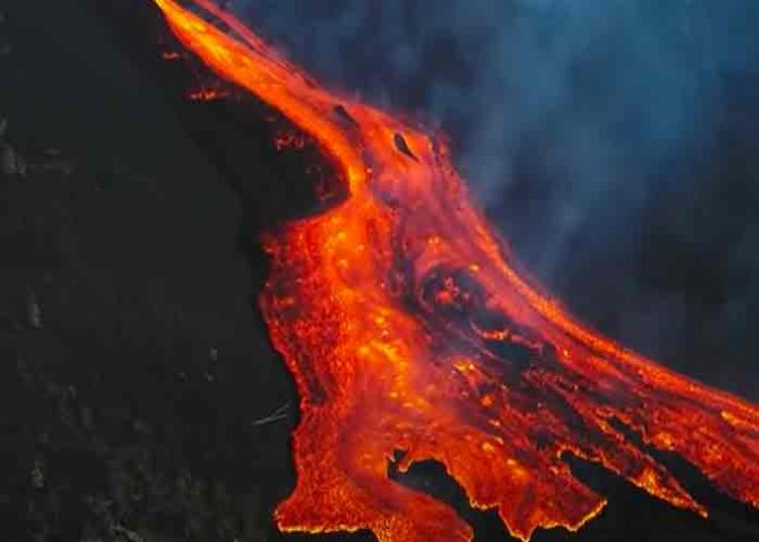 Erupción en el volcán de La Palma crea dos nuevas bocas e intensa actividad