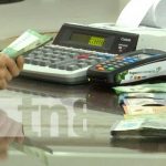 Persona contando dinero en Nicaragua