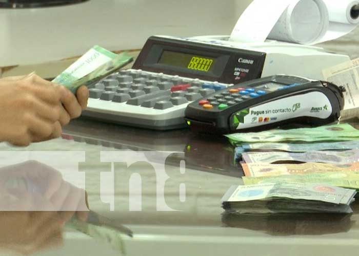 Persona contando dinero en Nicaragua