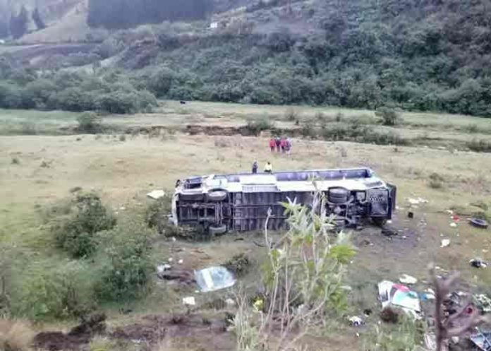 11 muertos y 12 heridos al precipitarse un autobús a un abismo en Ecuador