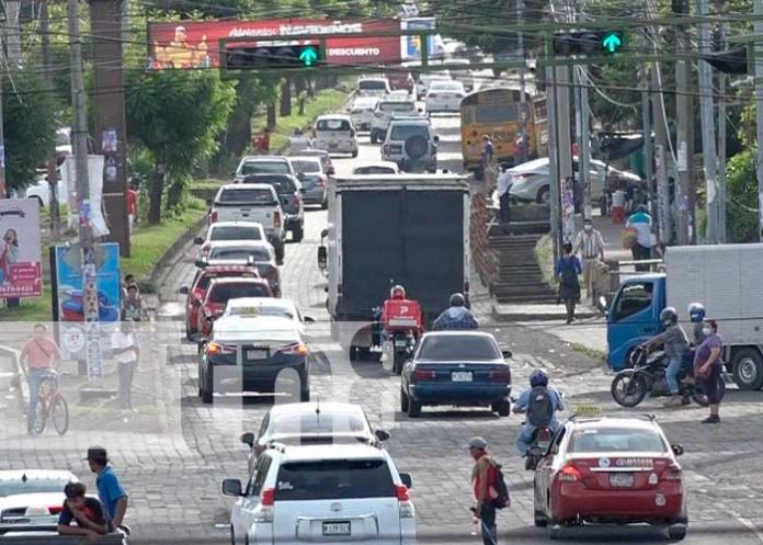 Tráfico en hora pico en una calle de Managua, Nicaragua