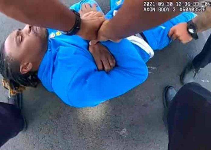 Video muestra a policía de Ohio arrastrando a hombre negro parapléjico