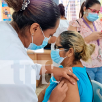 Pobladores incentivan a la asistencia de vacunación