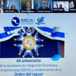 SIECA condecora a Orlando Solórzano