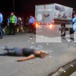 Mujer muere al estrellarse contra una camioneta