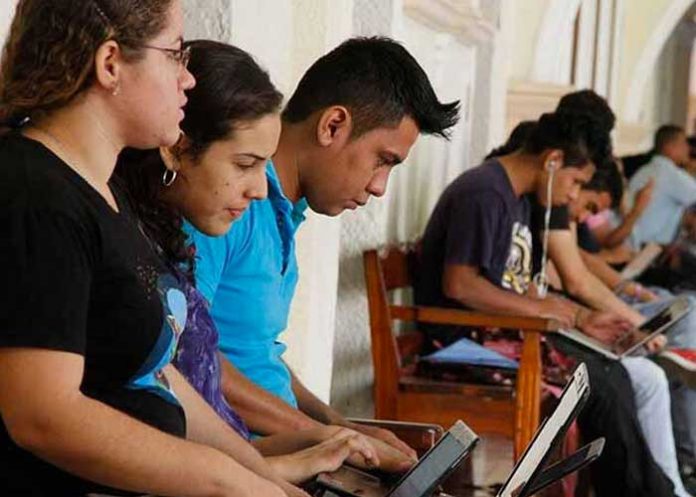 Conjunto de universitarios en Nicaragua