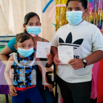 Niños reciben vacuna acompañado de sus padres