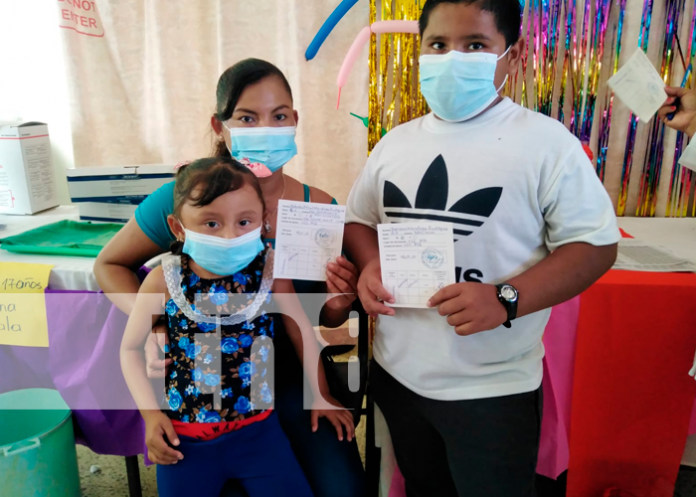 Niños reciben vacuna acompañado de sus padres