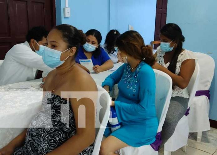 Mujeres embarazadas reciben la vacuna Pfizer en Chontales