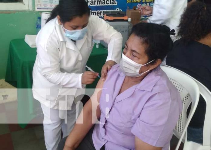 Aplicación de la segunda dosis de vacuna para mayores de 45 en Boaco